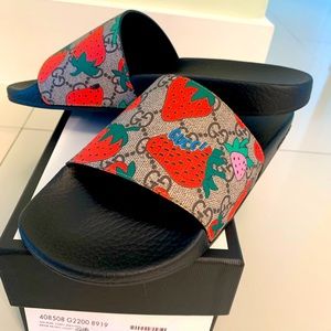 Gucci strawberry slides, new,38